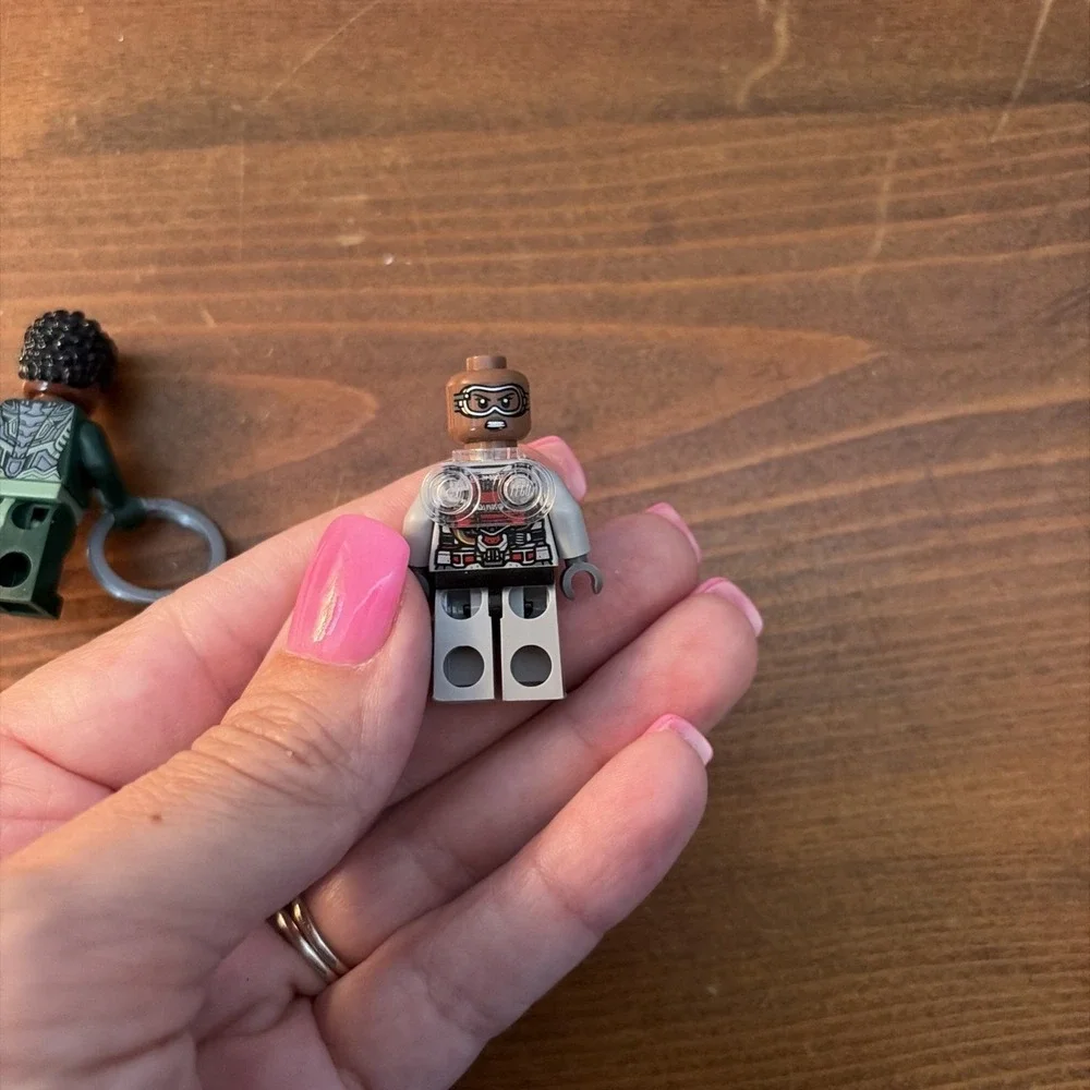 LEGO - Nakia minifigure dark green suit & Lady Iron heart‎